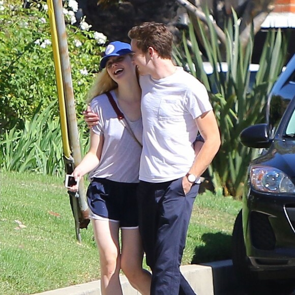 Elle Fanning et son boyfriend Zalman Band dans les rues de Studio City le 26 juillet 2015.