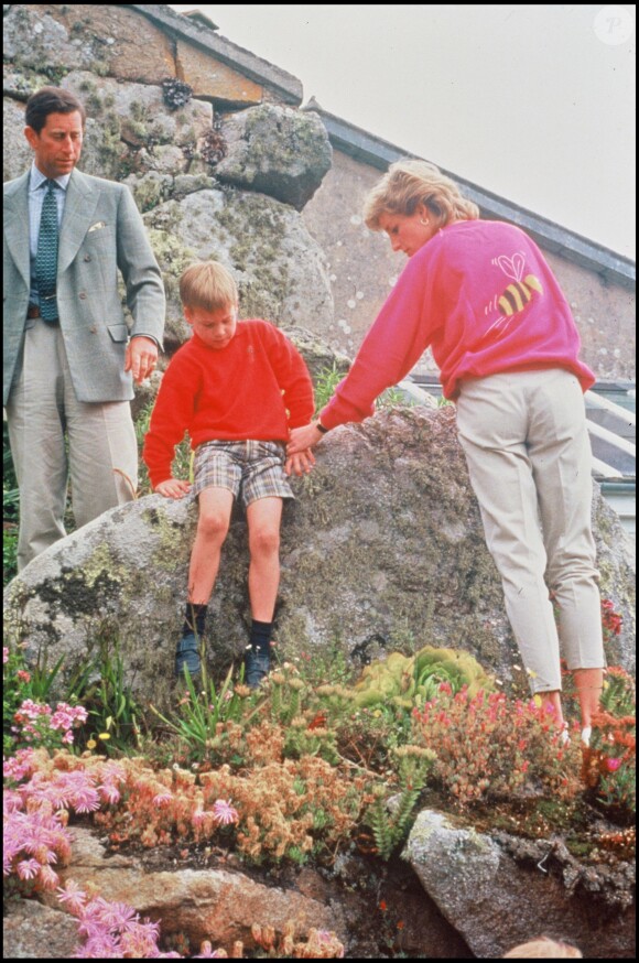 Le prince Charles et la princesse Diana en vacances avec William et Harry en 1989 dans les îles Scilly