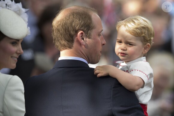 Le prince George de Cambridge lors du baptême de sa petite soeur la princesse Charlotte de Cambridge à l'église St. Mary Magdalene à Sandringham, le 5 juillet 2015.