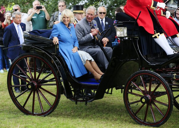 Le prince Charles et la duchesse Camilla en visite au salon floral de Sandringham le 29 juillet 2015