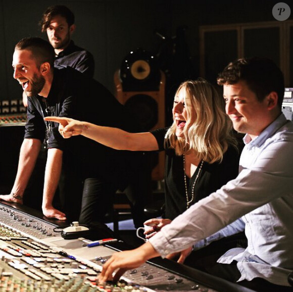 Ellie Goulding en studio d'enregistrement. Juillet 2015.