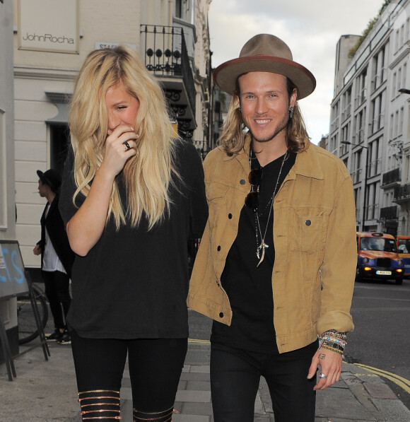 Ellie Goulding et son compagnon Dougie Poynter font du shopping en amoureux à Londres, le 26 septembre 2014.