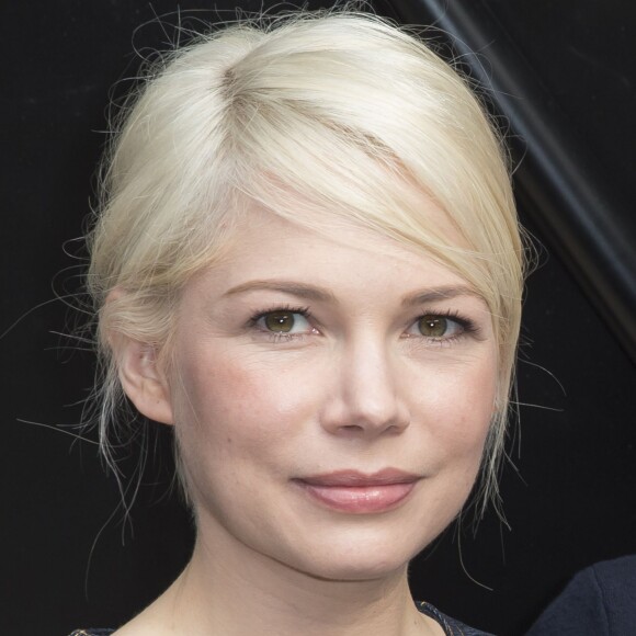 Michelle Williams au défilé Louis Vuitton prêt-à-porter collection Automne-Hiver 2015-2016 à Paris, le 11 mars 2015.