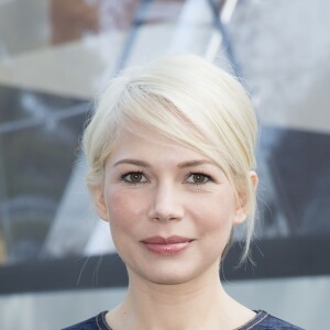 Michelle Williams pose au défilé Louis Vuitton prêt-à-porter collection Automne-Hiver 2015-2016 à Paris, le 11 mars 2015.