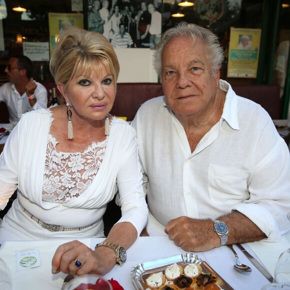 Ivana Trump et Massimo Gargia - Soirée hommage à Eddie Barclay pour les 10 ans de sa disparition, une fiesta blanche avec apéro géant, concours de boules, concerts, sur la place des Lices à Saint-Tropez, le 29 juillet 2015.