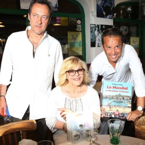 Nicoletta et son mari Jean-Christophe Molinier - Soirée hommage à Eddie Barclay pour les 10 ans de sa disparition, une fiesta blanche avec apéro géant, concours de boules, concerts, sur la place des Lices à Saint-Tropez, le 29 juillet 2015.