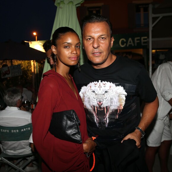 Jean-Roch et sa compagne Anaïs Monory - Soirée hommage à Eddie Barclay pour les 10 ans de sa disparition, une fiesta blanche avec apéro géant, concours de boules, concerts, sur la place des Lices à Saint-Tropez, le 29 juillet 2015.