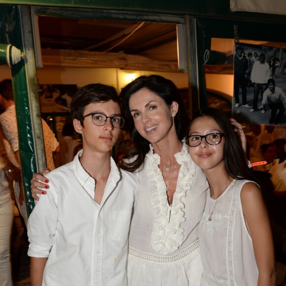Caroline Barclay et ses enfants Vincent et Clara - Soirée hommage à Eddie Barclay pour les 10 ans de sa disparition, une fiesta blanche avec apéro géant, concours de boules, concerts, sur la place des Lices à Saint-Tropez, le 29 juillet 2015.