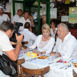 Ivana Trump et Massimo Gargia - Soirée hommage à Eddie Barclay pour les 10 ans de sa disparition, une fiesta blanche avec apéro géant, concours de boules, concerts, sur la place des Lices à Saint-Tropez, le 29 juillet 2015.