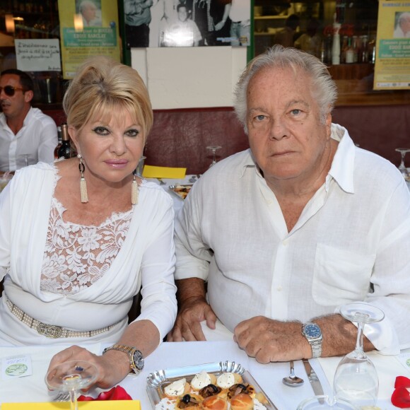 Ivana Trump et Massimo Gargia - Soirée hommage à Eddie Barclay pour les 10 ans de sa disparition, une fiesta blanche avec apéro géant, concours de boules, concerts, sur la place des Lices à Saint-Tropez, le 29 juillet 2015.