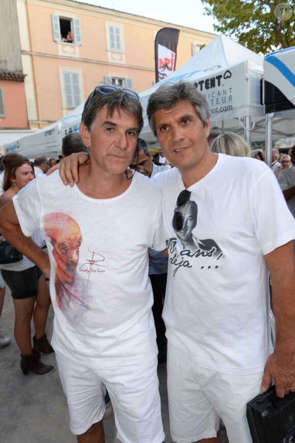 Tex et Jean-Philippe Lustyk - Soirée hommage à Eddie Barclay pour les 10 ans de sa disparition, une fiesta blanche avec apéro géant, concours de boules, concerts, sur la place des Lices à Saint-Tropez, le 29 juillet 2015.