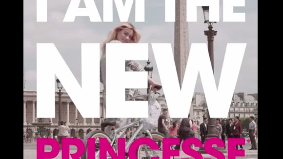Camille Rowe : Nouvelle Princesse sexy dans les rues de Paris