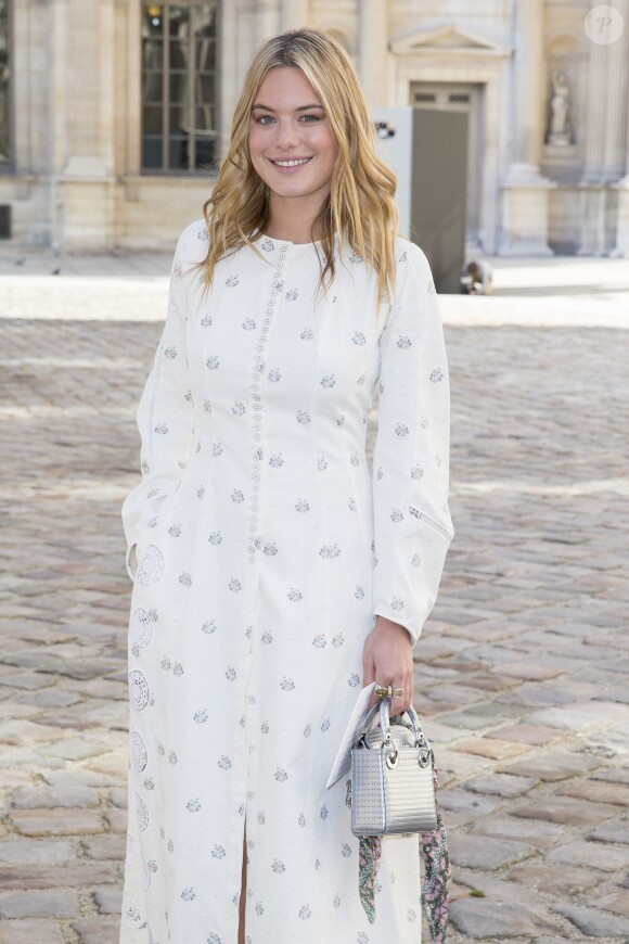 Camille Rowe (habillée en Dior, sac Dior) - People au défilé de mode "Christian Dior", collection prêt-à-porter automne-hiver 2015/2016, à Paris. Le 6 mars 2015