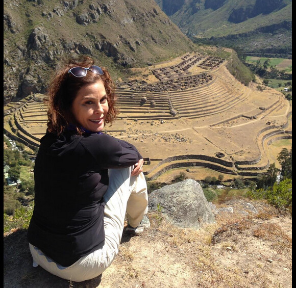 Teri Hatcher en trip au Pérou (photo postée le 17 juillet 2015). Elle apparaît figée, conséquence d'un abus du Botox.