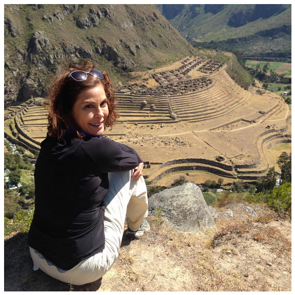 Teri Hatcher en trip au Pérou (photo postée le 17 juillet 2015). Elle apparaît figée, conséquence d'un abus du Botox.