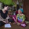 Angelina Jolie-Pitt rencontre une femme de 90 ans dans le camp de Myitkyina, Myanmar, le 30 juillet 2015