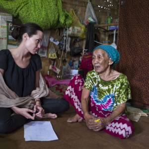 Angelina Jolie-Pitt rencontre une femme de 90 ans dans le camp de Myitkyina, Myanmar, le 30 juillet 2015