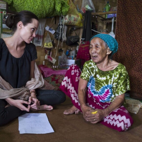 Angelina Jolie-Pitt rencontre une femme de 90 ans dans le camp de Myitkyina, Myanmar, le 30 juillet 2015