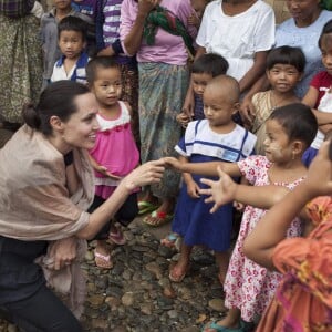 Angelina Jolie Pitt dans le camp de Myitkyina, Myanmar, le 30 juillet 2015