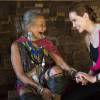 Angelina Jolie, ambassadrice de l'UNHCR a rencontré Baw Meh, 75nas et sa famille lors de sa visite dans le camp de réfugiés birmans de l'ethnie Karenni à Ban Mai Nai So en Thaïlande, le 20 juin 2014, lors de la journée mondiale des réfugiés.