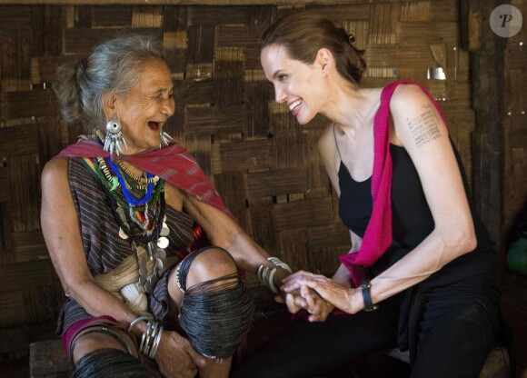 Angelina Jolie, ambassadrice de l'UNHCR a rencontré Baw Meh, 75nas et sa famille lors de sa visite dans le camp de réfugiés birmans de l'ethnie Karenni à Ban Mai Nai So en Thaïlande, le 20 juin 2014, lors de la journée mondiale des réfugiés.