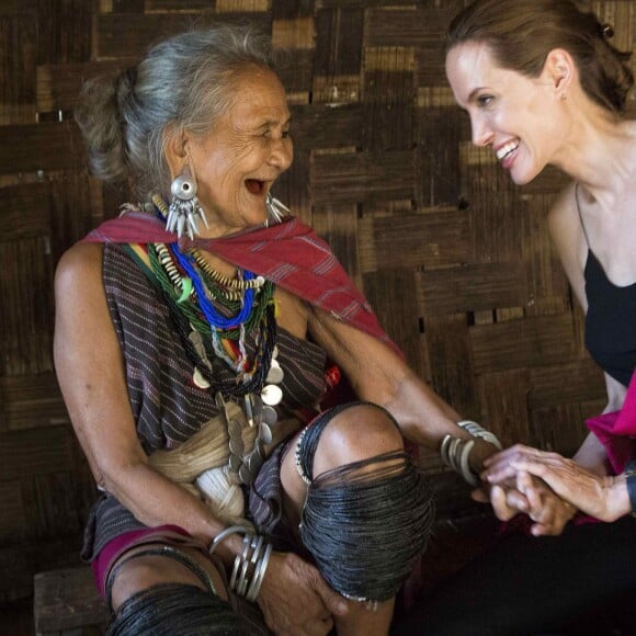 Angelina Jolie, ambassadrice de l'UNHCR a rencontré Baw Meh, 75nas et sa famille lors de sa visite dans le camp de réfugiés birmans de l'ethnie Karenni à Ban Mai Nai So en Thaïlande, le 20 juin 2014, lors de la journée mondiale des réfugiés.