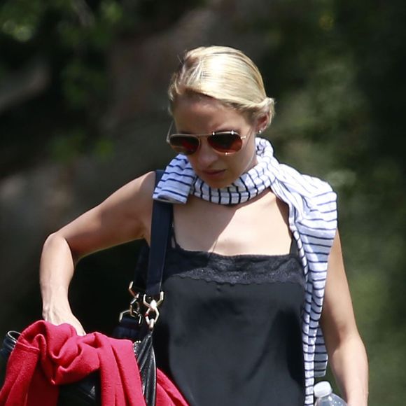 Nicole Richieà Pasadena dévoile sa nouvelle coiffure blonde