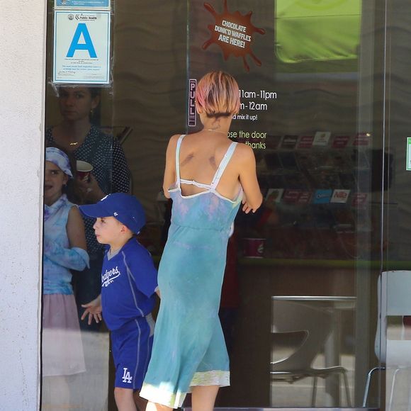 Nicole Richie (et ses cheveux roses) accompagne ses enfants acheter une glace à Los Angeles, juin 2015