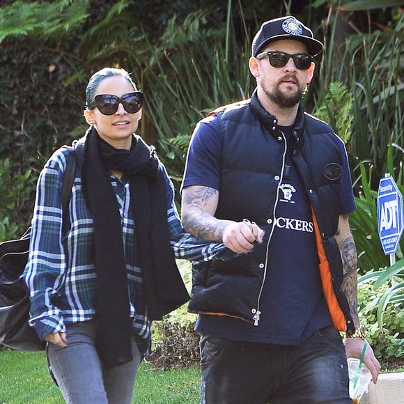 Exclusif - Joel Madden et sa femme Nicole Richie se promènent main dans la main à West Hollywood, le 14 novembre 2014. Nicole portait les cheveux bleus.