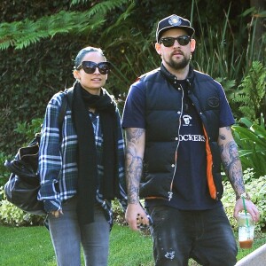 Exclusif - Joel Madden et sa femme Nicole Richie se promènent main dans la main à West Hollywood, le 14 novembre 2014. Nicole portait les cheveux bleus.