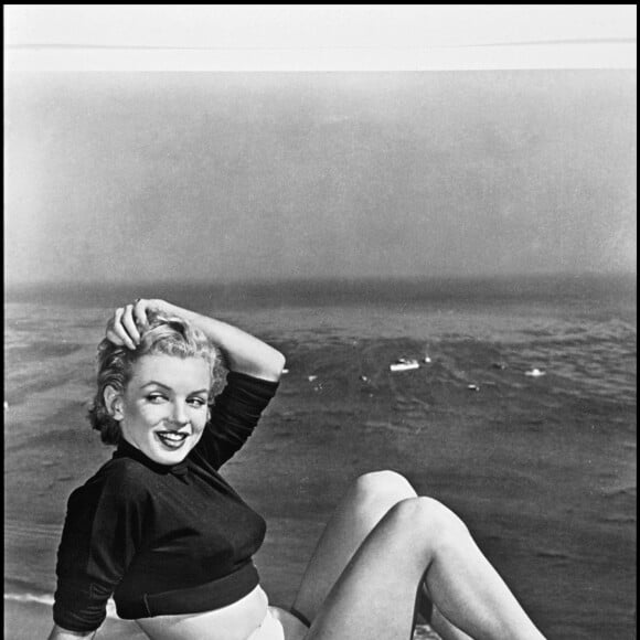 ARCHIVES - MARILYN MONROE PLAIN PIED NOIR ET BLANC ACTRICE SEXY01/01/0001 -