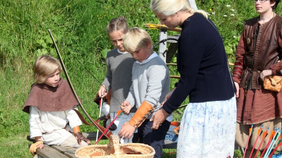 Haakon et Mette-Marit de Norvège : Plongée dans le Moyen-Âge avec leurs enfants