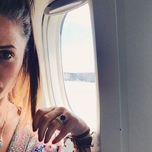Capucine Anav, dans l'avion du départ pour les vacances d'été, sur Instagram, le samedi 1er août 2015.