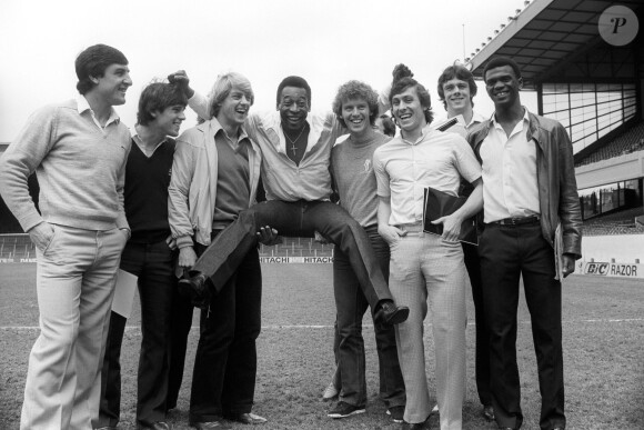Pelé entouré des joueurs d'Arsenal (de guache à droite) Brian Talbot, Brian McDermott, John Divine, Graham Rix, Kenny Sansom, David O'Leary et Paul Davis le 1er mai 1981 à Highbury, Londres