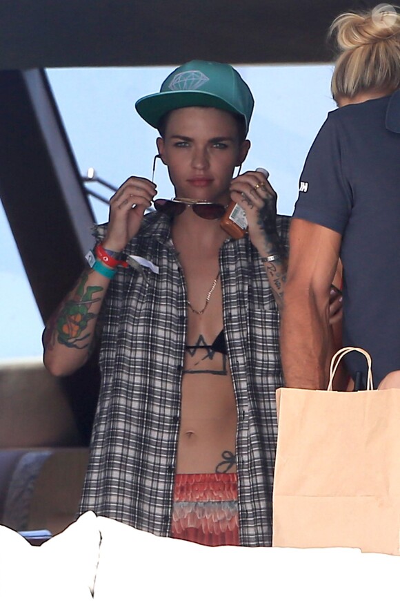 La mannequin et actrice Ruby Rose passe ses vacances à Ibiza, avec des amis. Le 3 août 2015.