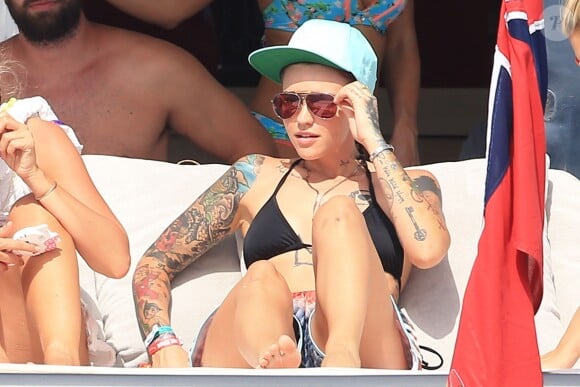 Ruby Rose passe ses vacances à Ibiza, avec des amis. Le 3 août 2015.