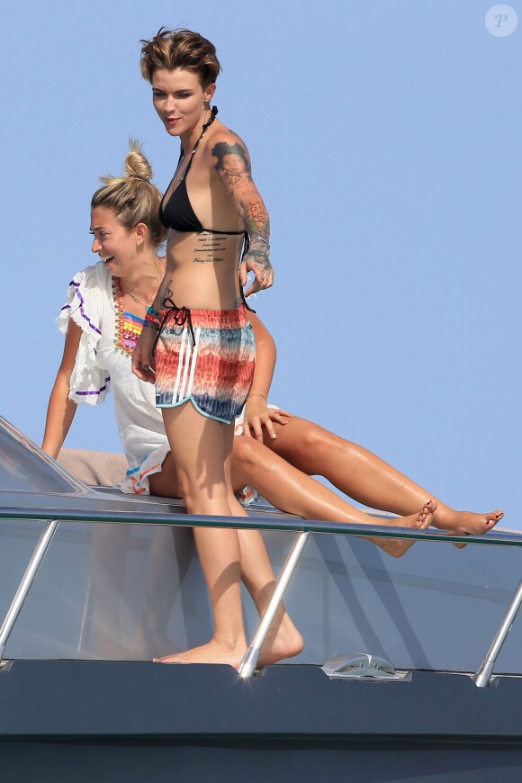 La mannequin et actrice Ruby Rose passe ses vacances à Ibiza, avec des amis. Le 3 août 2015.
