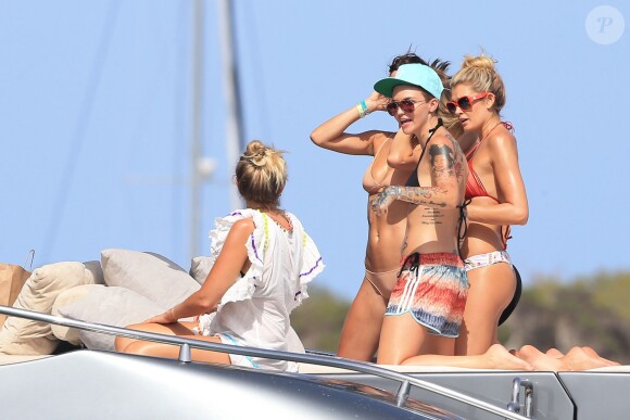 La mannequin et actrice Ruby Rose passe ses vacances à Ibiza, avec des amis. Le 3 août 2015.