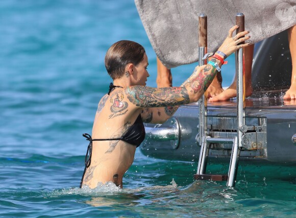 La mannequin et actrice Ruby Rose passe ses vacances à Ibiza, avec des amis. Le 3 août 2015.