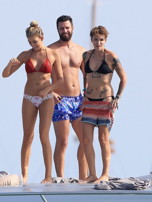 La mannequin et actrice Ruby Rose passe ses vacances à Ibiza, avec des amis. Le lundi 3 août 2015.