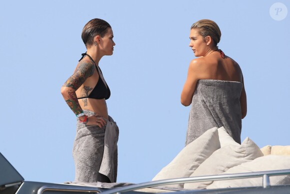 La mannequin et actrice Ruby Rose passe ses vacances à Ibiza, avec des amis. Le 3 août 2015.