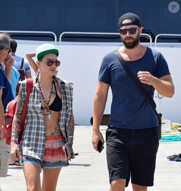 La mannequin et actrice Ruby Rose passe ses vacances à Ibiza, avec des amis. Le 3 août 2015.