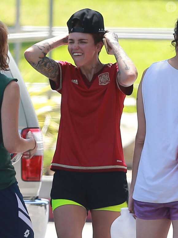 Ruby Rose et sa petite amie Phoebe Dahl font du football dans un parc à Los Angeles Le 25 Juillet 2015