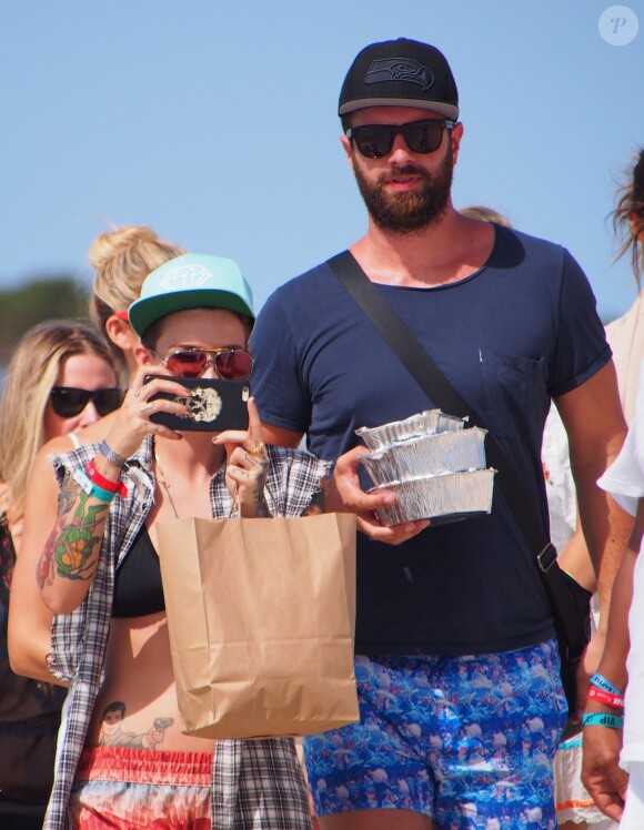 La mannequin et actrice Ruby Rose passe ses vacances à Ibiza, avec des amis. Le 3 août 2015.