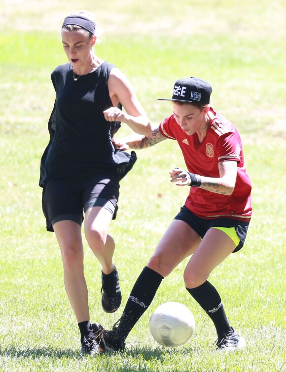 Ruby Rose et sa petite amie Phoebe Dahl font du football dans un parc à Los Angeles Le 25 Juillet 2015