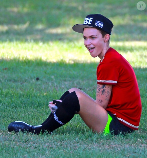 Ruby Rose et sa petite amie Phoebe Dahl font du football dans un parc à Los Angeles Le 25 Juillet 2015