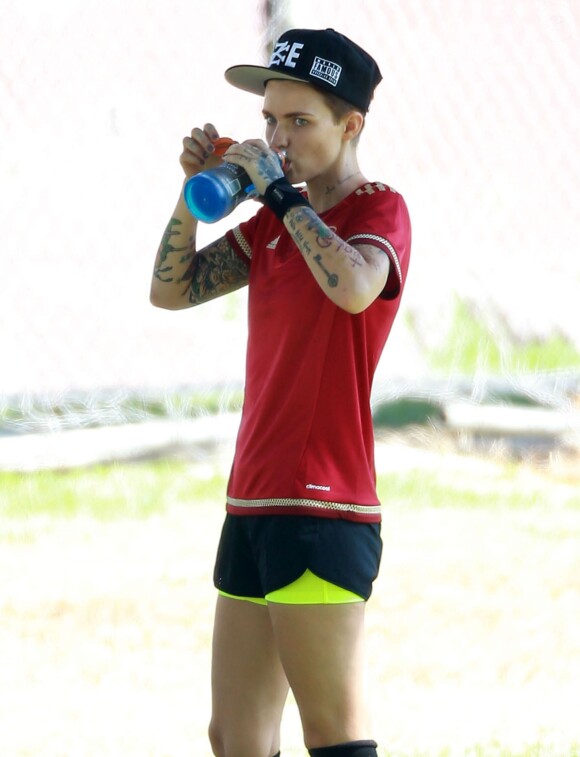 Ruby Rose et sa petite amie Phoebe Dahl font du football dans un parc à Los Angeles Le 25 Juillet 2015