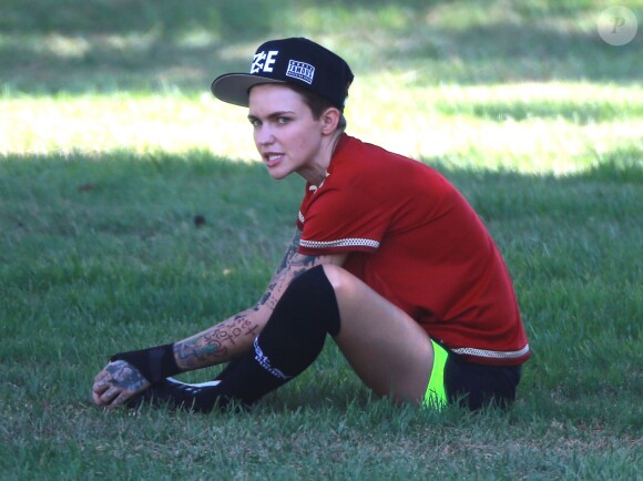 Ruby Rose et sa petite amie Phoebe Dahl font du football dans un parc à Los Angeles Le 25 Juillet 2015