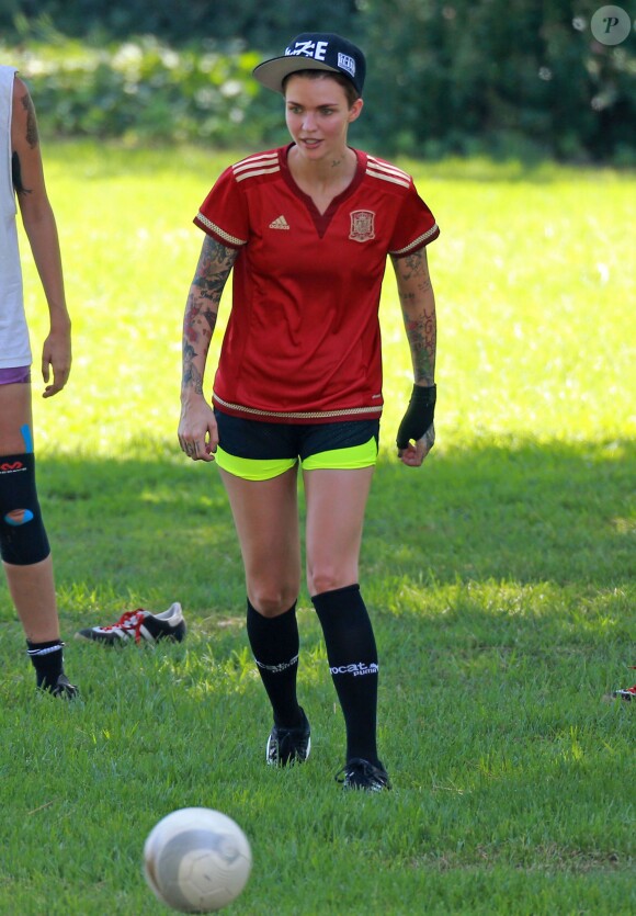 Ruby Rose et sa petite amie Phoebe Dahl font du football dans un parc à Los Angeles Le 25 Juillet 2015