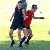 Ruby Rose et sa petite amie Phoebe Dahl font du football dans un parc à Los Angeles Le 25 Juillet 2015